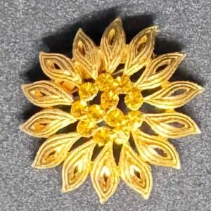 Vintage Gold‎ tone Flower Brooch Pin Rhinestone Floral Sunburst preloved